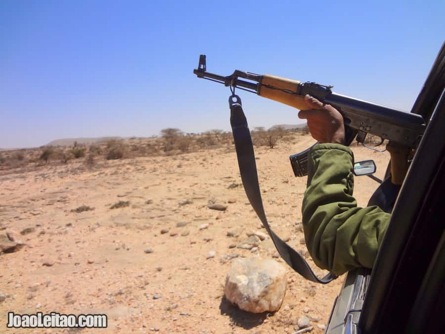 Viagem de táxi com escolta do exército na Somália