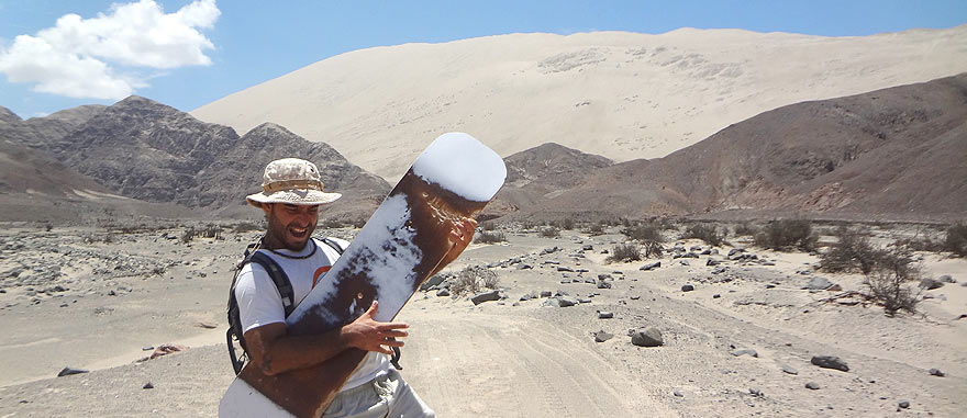 A escalar a duna de areia Cerro Blanco