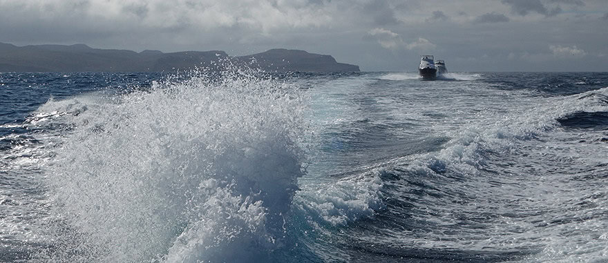 Os transferes entre as ilhas Galápagos podem ser feitos de barco táxi - viagem de 2 horas