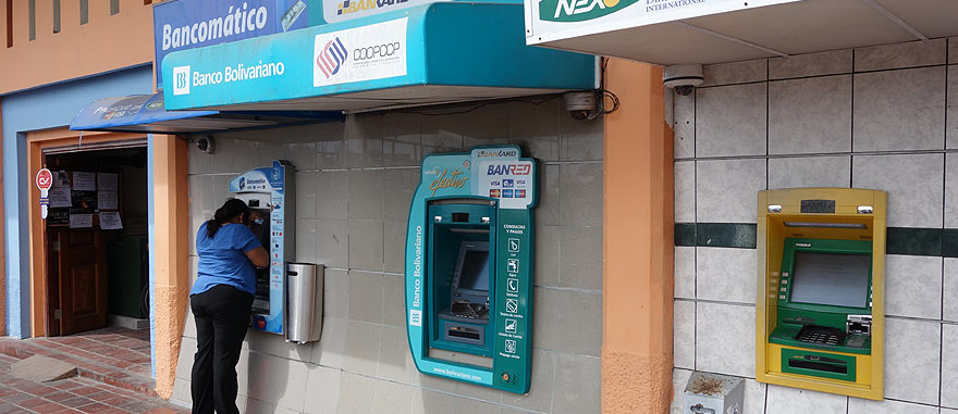 Máquinas ATM em Puerto Ayora - na Ilha de Santa Cruz, Galápagos