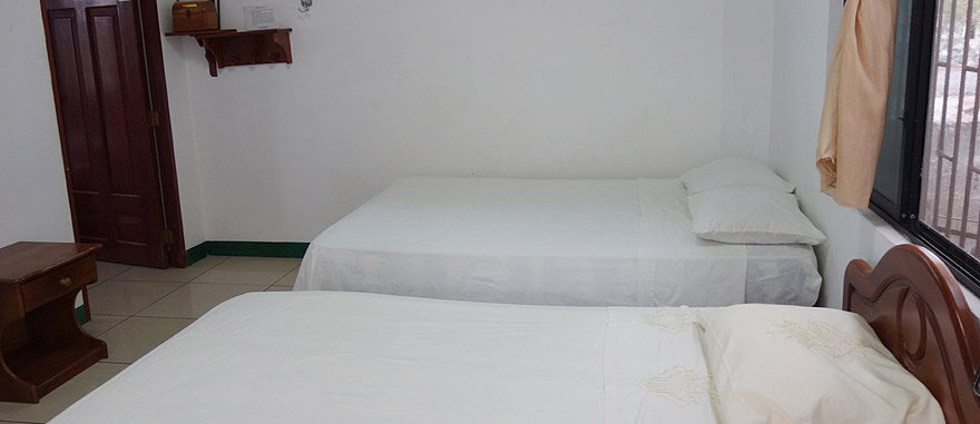 Hostel barato na Ilha Isabela - $20 USD quarto duplo com TV, cozinha e casa de banho