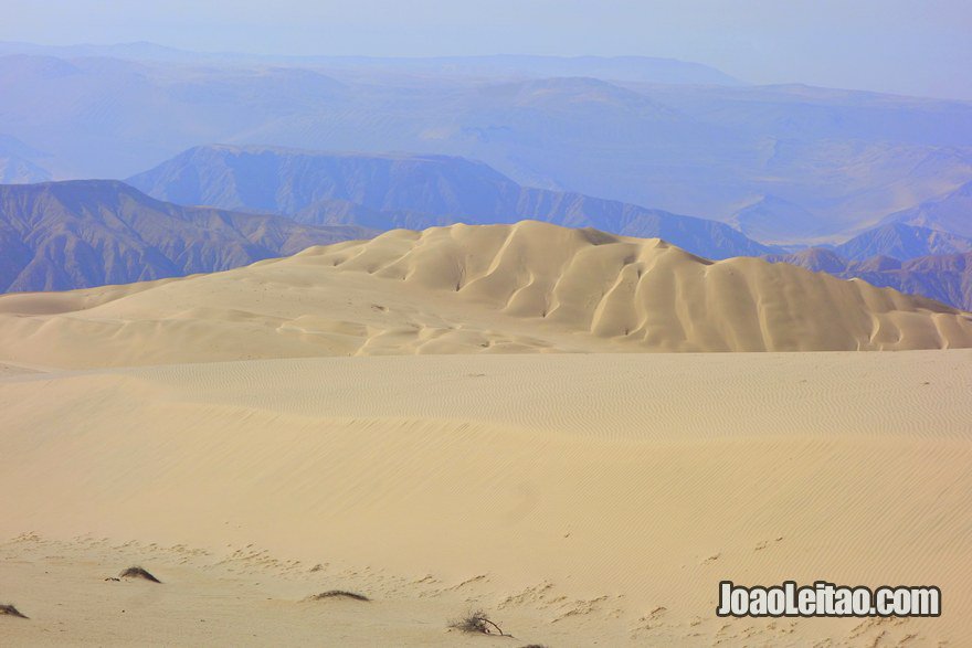 Deserto montanhoso peruano a partir do topo do Cerro Blanco - a maior duna de areia do mundo em Nazca