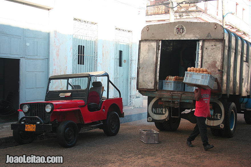 Um homem descarregando pão de um camião em Remedios
