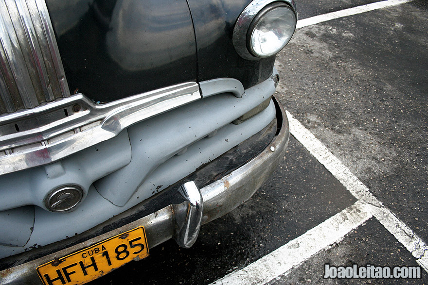 Carro dos anos 50, de fabrico norte-americano, em Cuba