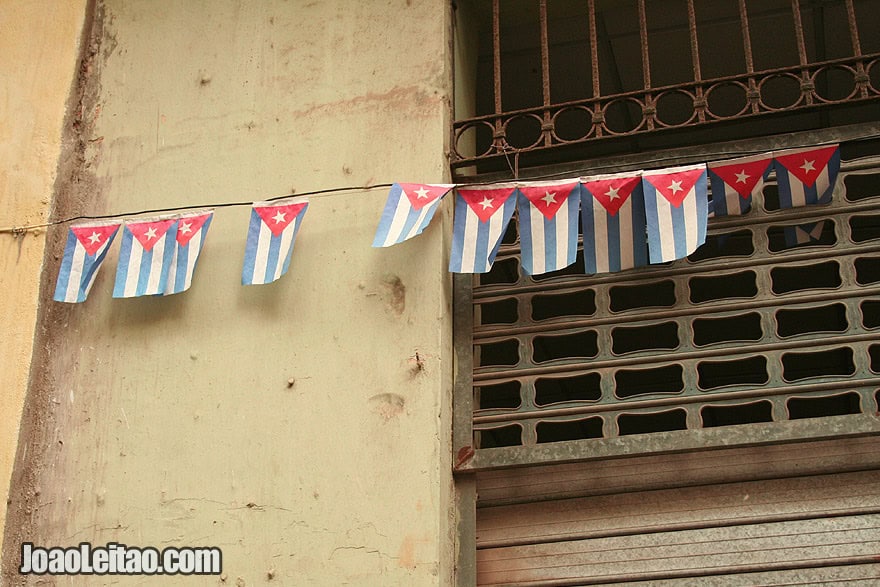 Decoração com pequenas bandeiras cubanas