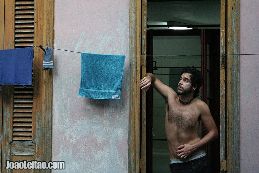 Jovem cubano em Havana Velha