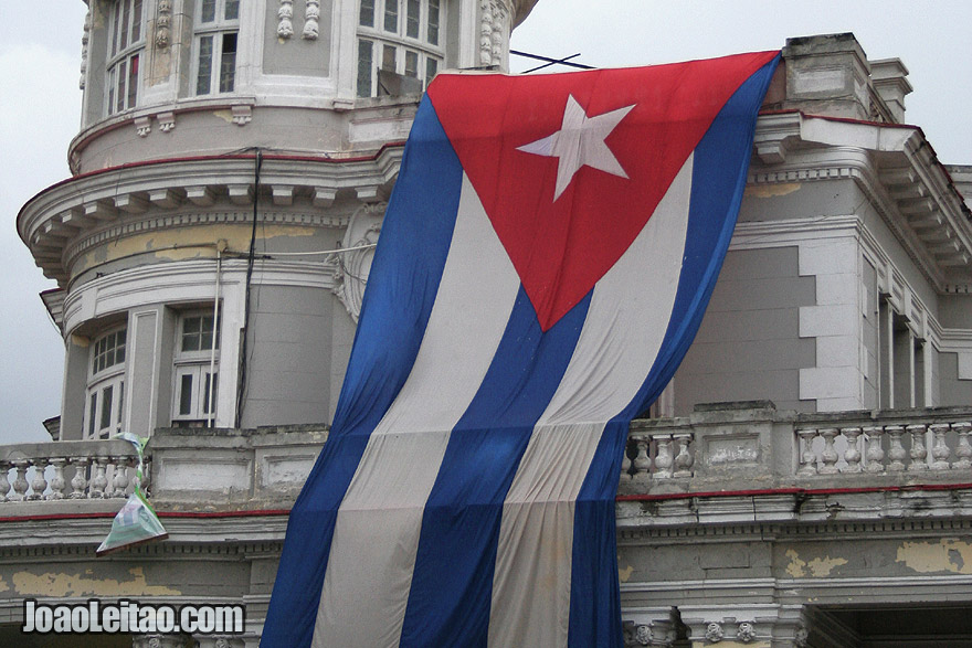 Uma enorme bandeira cubana em Havana