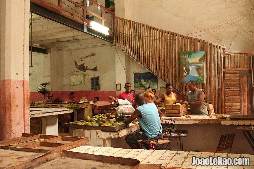 Mercado de frutas  e vegetais em Havana