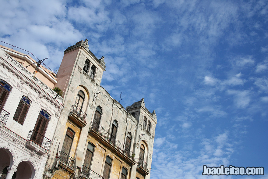 Arquitectura de Havana num dia de céu azul