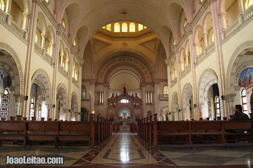 No interior da catedral de Havana