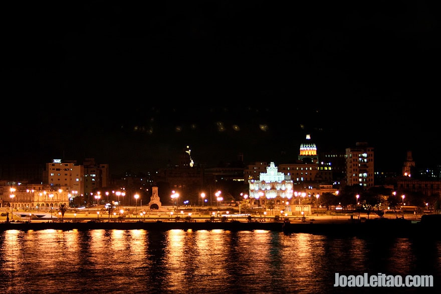 É noite em Havana