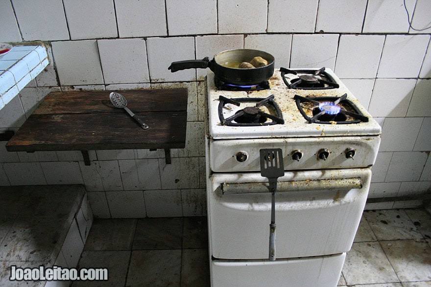 Cozendo batatas numa cozinha de Havana Velha