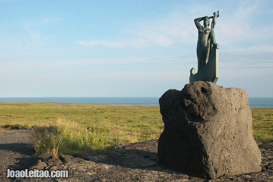 Laugarbrekka is the memorial to Gudridur Þorbjarnardóttir