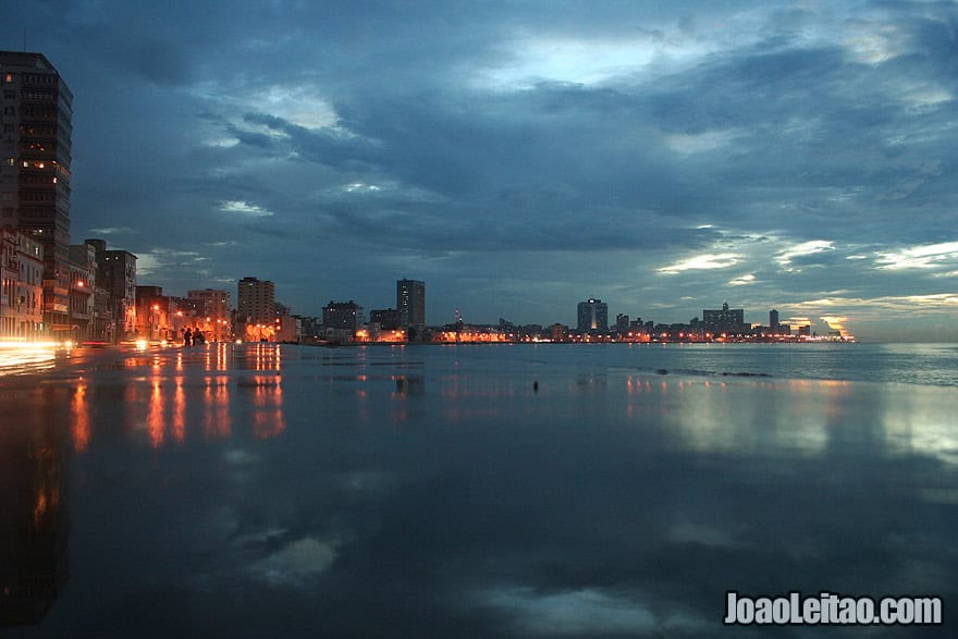 O Malecón com luzes da cidade reflectidas na água