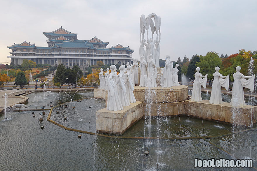 The Mansudae Fountain is dedicated to Kim Il-sung. This fountains is located right in front of the Grand People's Study House in Pyongyang.