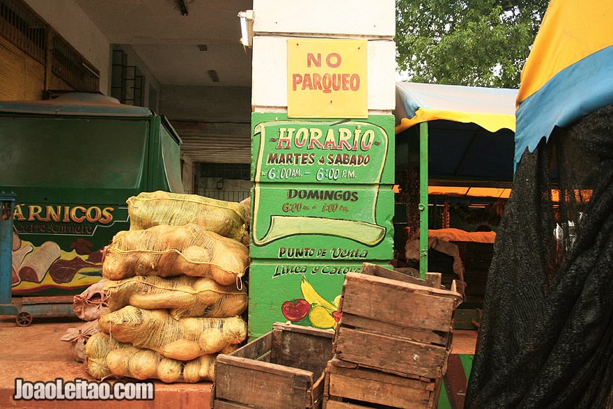 Horário de funcionamento de um mercado de fruta de Havana