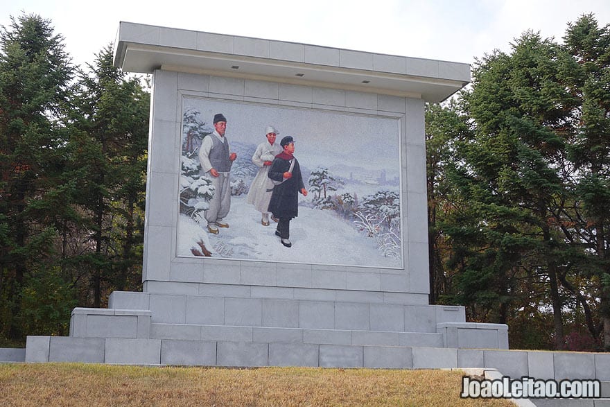 This mural with snow is probably one of the most beautiful I've see in DPRK. I guess I'm attracted to the contrast of the white snow and the blue coat of middle figure.