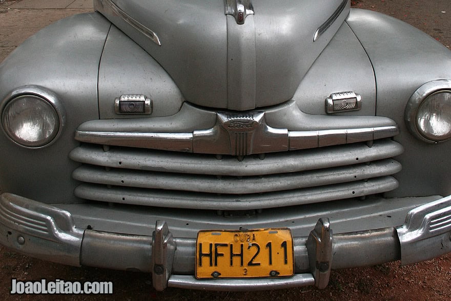 Uma velha carrinha Ford em Havana