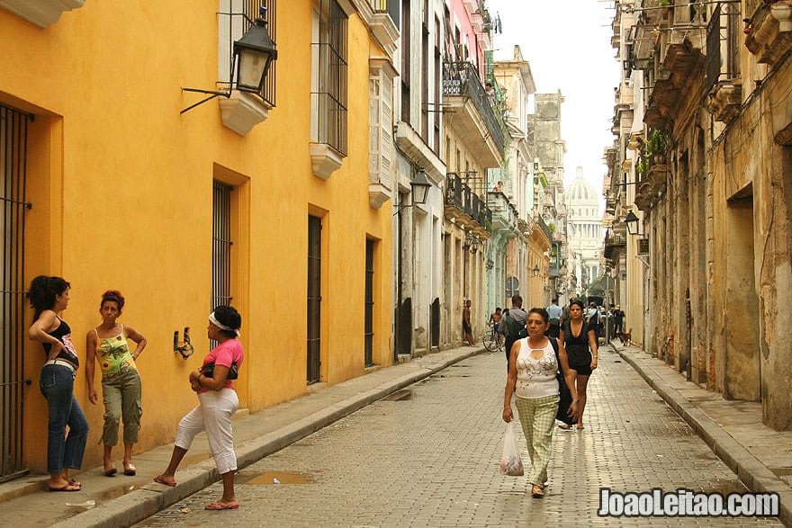 Rua de Havana Velha com o edifício do Capitólio por detrás