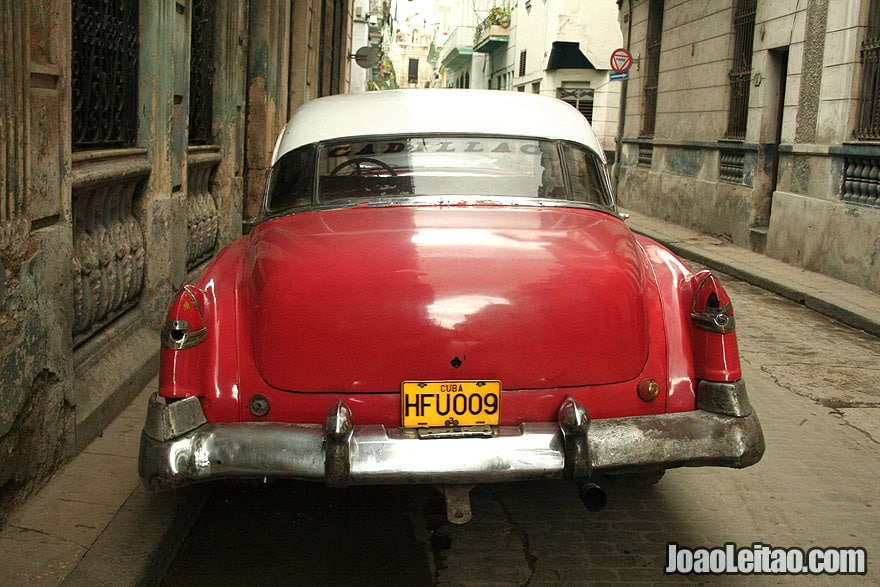 Um Cadillac vermelho em Havana