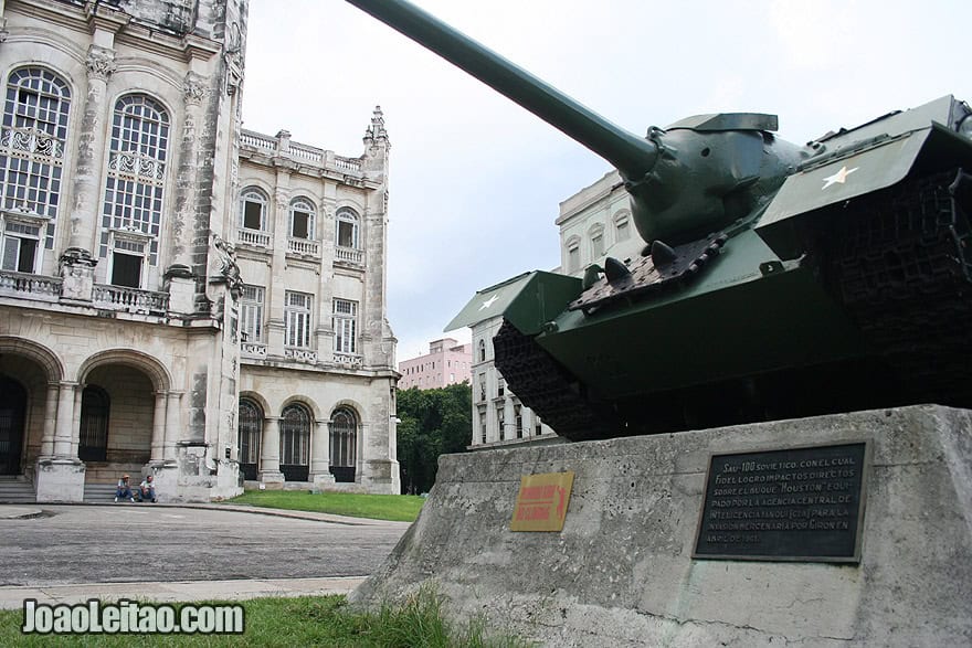 Peça de artilharia auto-propulsionada no exterior do Museu da Revolução em Havana