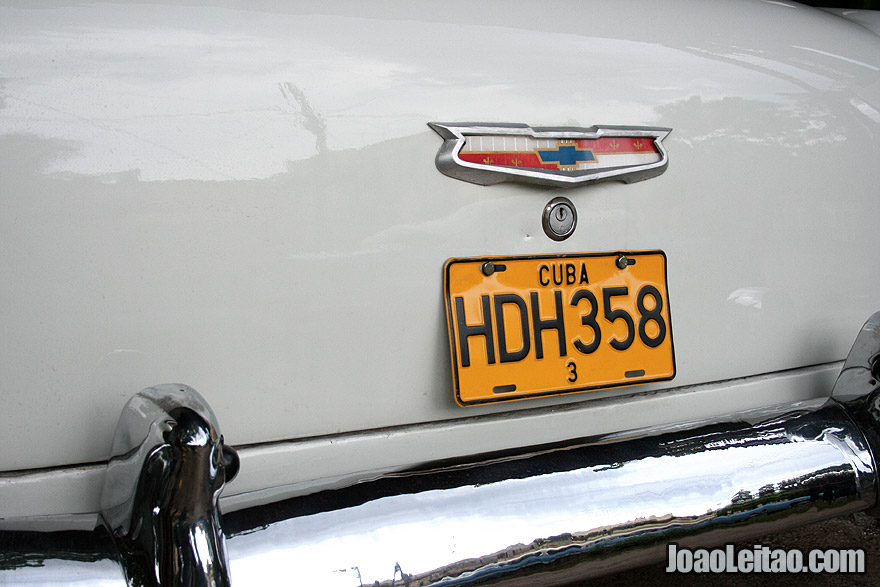 Chapa de matrícula cubana num Chevrolet branco