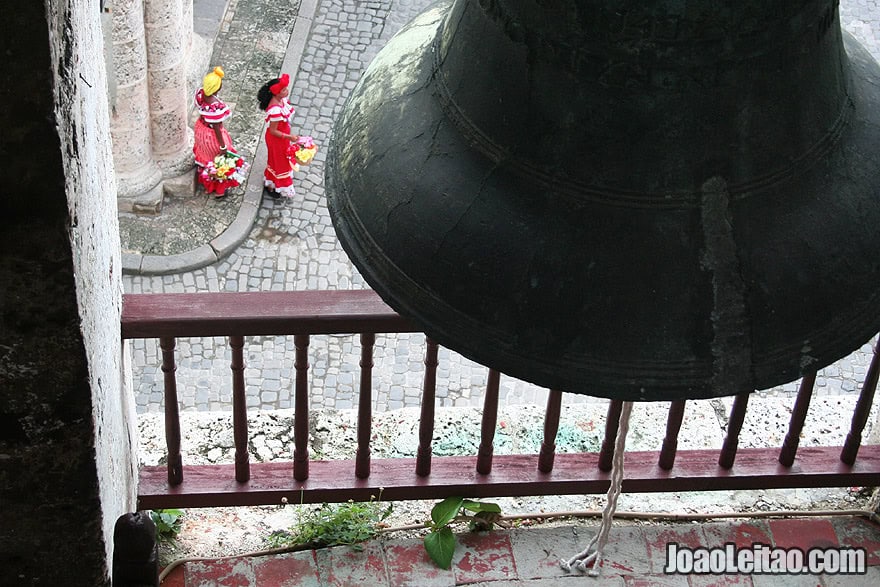 Jovens cubanas vestindo roupas tradicionais na Plaza de Armas em Havana