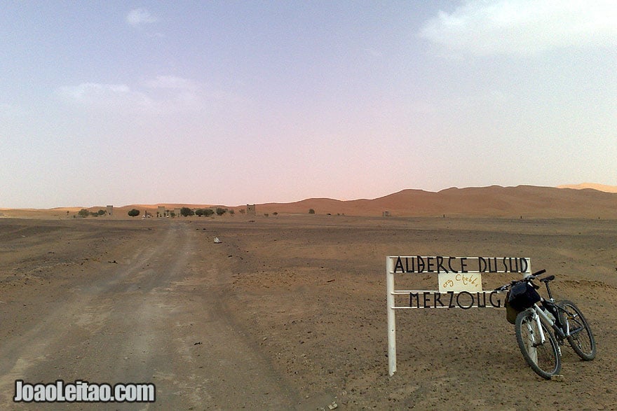 Road sign of hotel Auberge Cafe du Sud