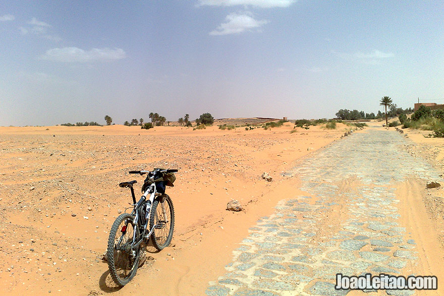Road just before reaching Derkaoua oasis