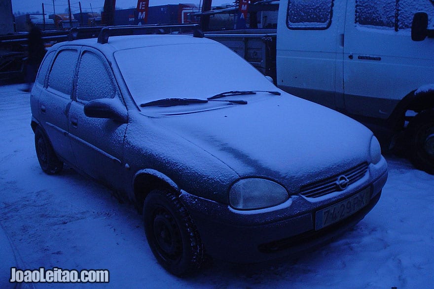 Carro coberto de gelo pela manhã