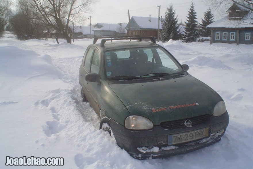 O meu carro atolado à beira da estrada