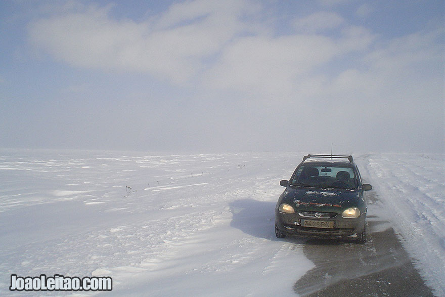 Conduzindo em estradas desertas e cobertas de neve
