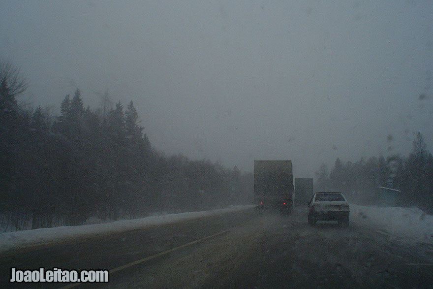 Camiões a rolarem a 120 km por hora na estrada para Moscovo durante um nevão