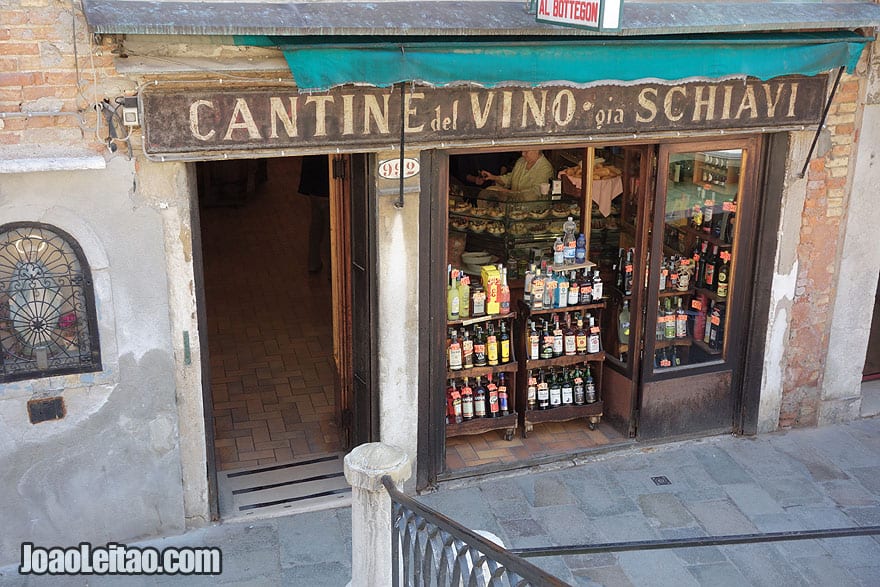 Wine shop in Venice old city