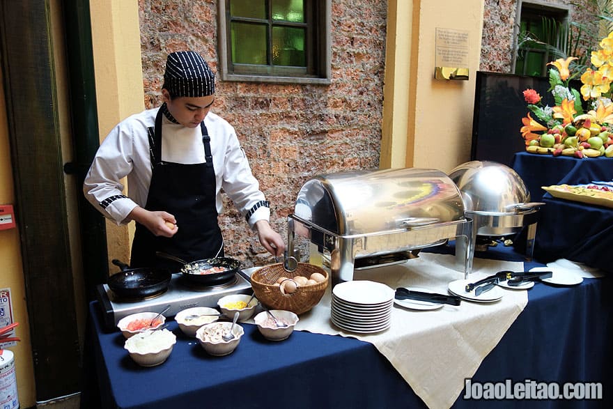 Breakfast chef in Hotel de la Opera