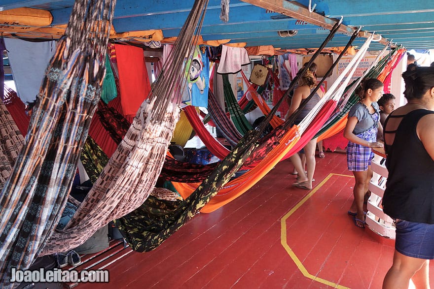 Convés de camas de rede no barco Coramar II