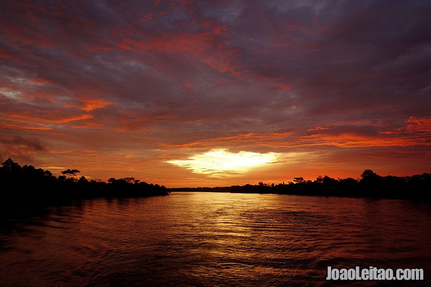 Pôr-do-sol no Rio Amazonas peruano