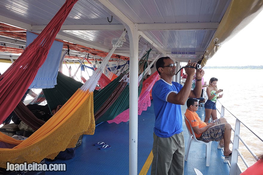 Convés de camas de rede no barco Cidade de Oriximiná II