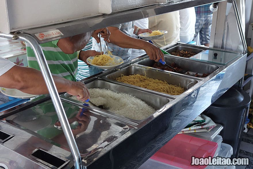 Comida no barco para Tabatinga