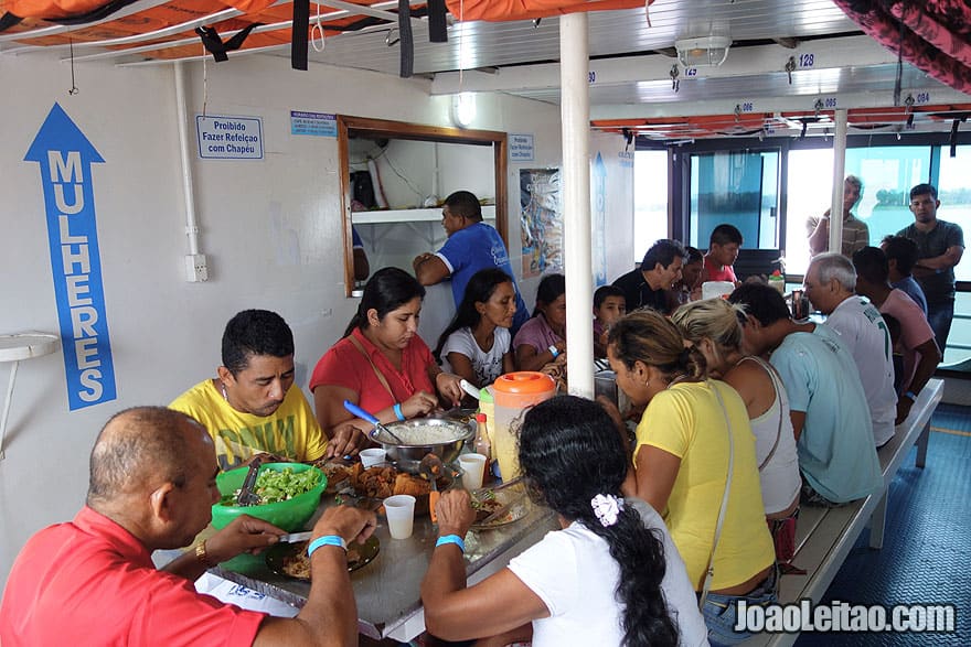 Comida no barco para Manaus