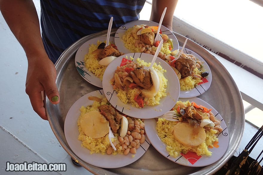 Comida no barco para Iquitos