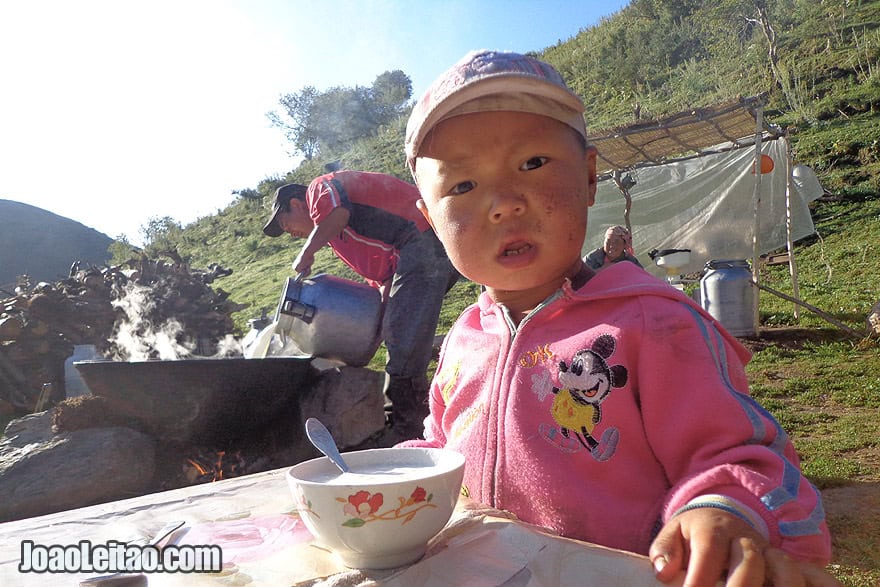 Menino nómada a comer iogurte