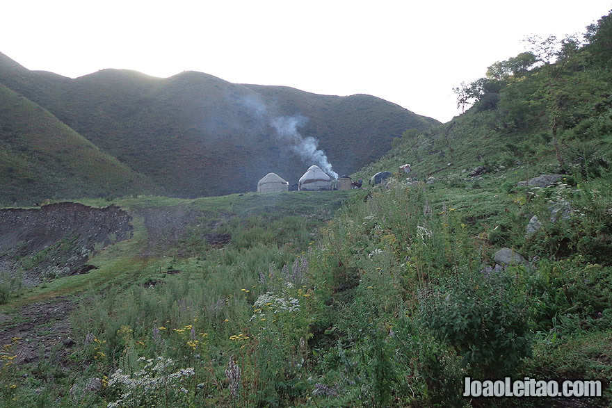 Tendas yurts na Cordilheira de Fergana