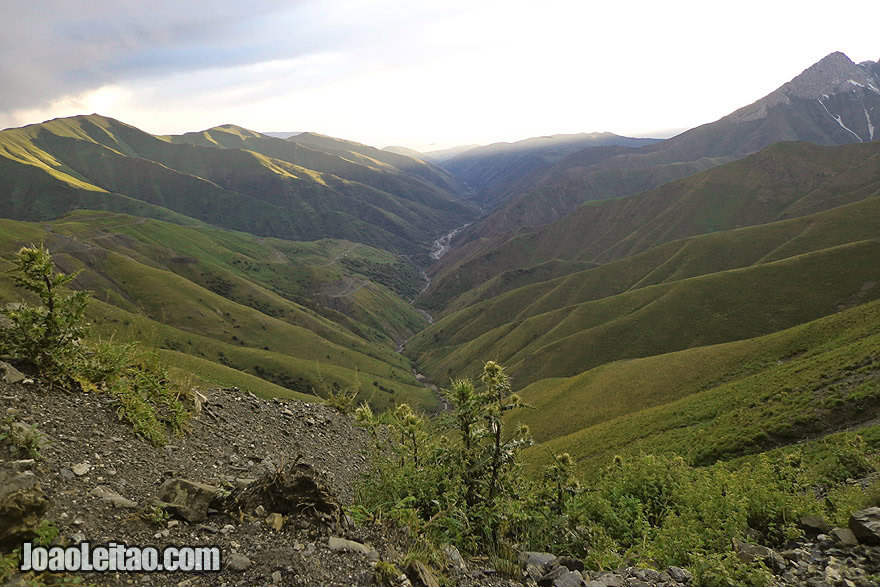 Lindo vale com rio nas montanhas do Quirguistão na Cordilheira de Fergana