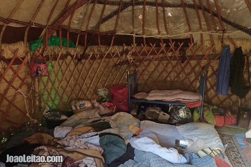 Dentro de uma tenda yurt, a zona onde se dorme