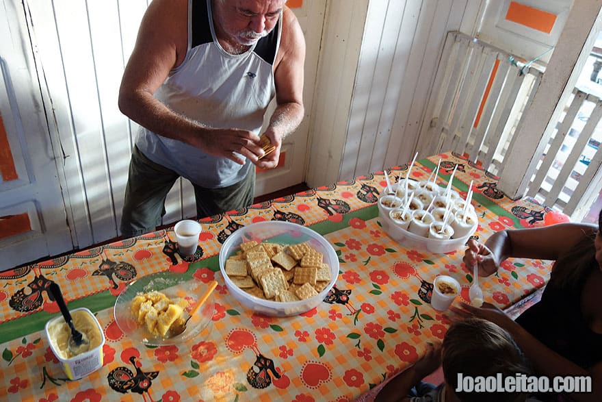 Pequeno almoço a bordo do barco Coramar II