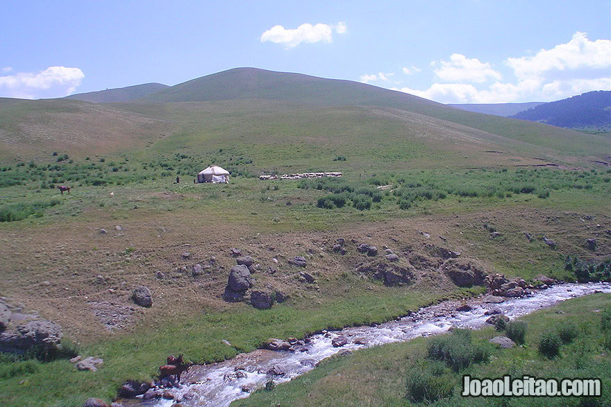 Acampamento nómada no Parque Nacional de Ile-Alatau