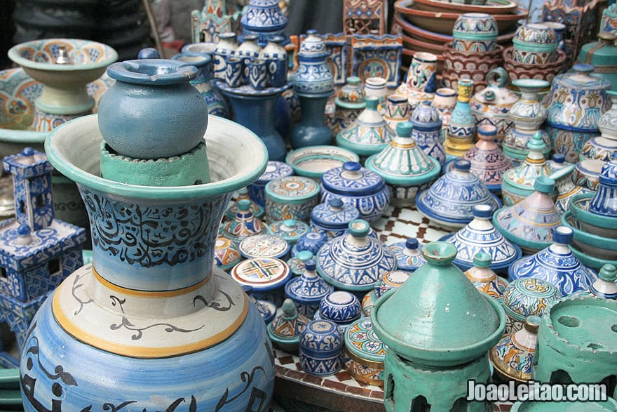 Cerâmica tradicional do norte de Marrocos à venda em Chefchaouen