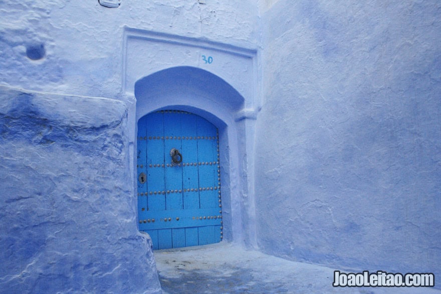 Linda porta azul em Chefchaouen