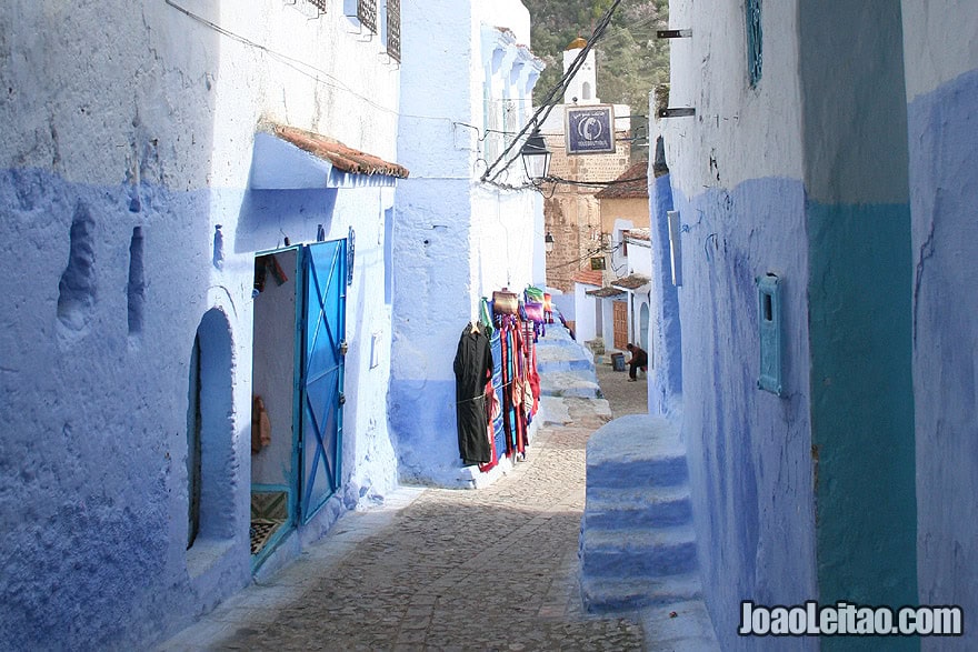 Rua com lojas em Chefchaouen